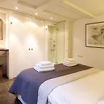 Central Jordaan apartment, canal district