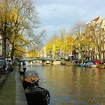 Central Jordaan apartment, canal district