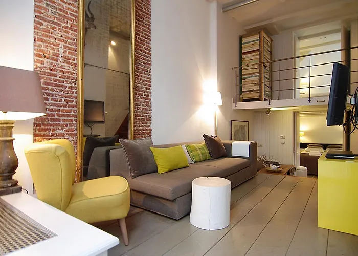 Central Jordaan apartment, canal district